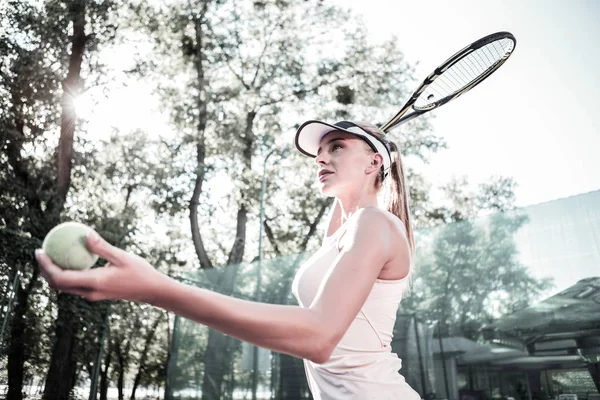 Jogadora feminina atraente Diligent aperfeiçoando a técnica de tênis — Fotografia de Stock