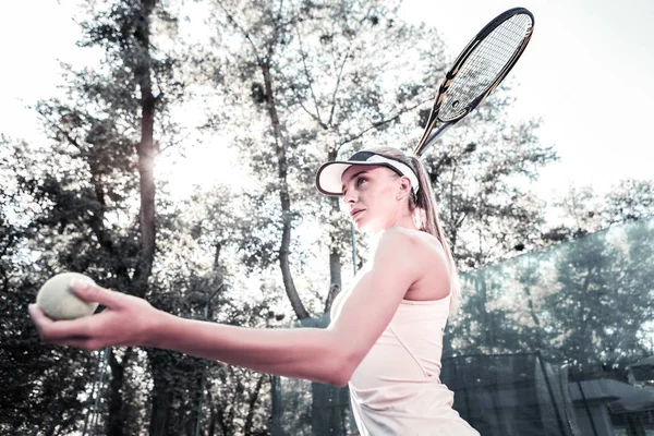 Fokussierte schöne Spielerin verbessert Tennis-Technik — Stockfoto