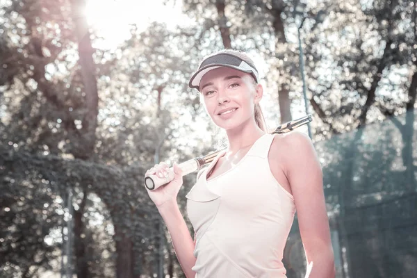 Memnun memnun kadın oyuncu tenis başlayan ayarla