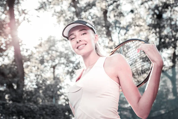 Alegre gay feminino jogador aproveitando tênis jogo — Fotografia de Stock