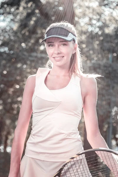 Neşeli keyifli kadın oyuncu fiziksel aktivite pratik