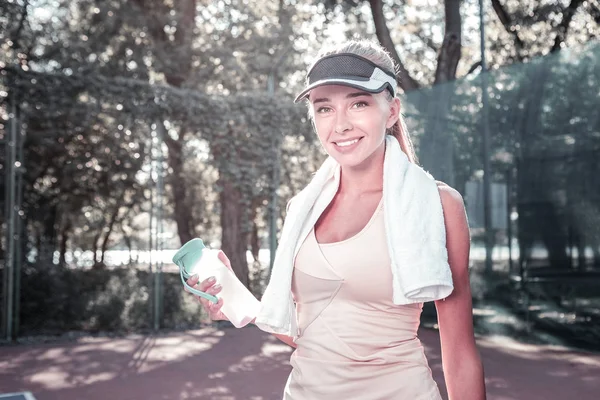 Optymistyczne miły gracz kobieta orzeźwiający po tenis — Zdjęcie stockowe