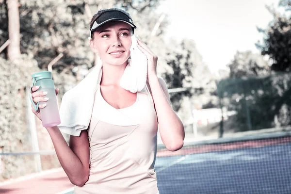 Zweifelhafte attraktive Spielerin macht Pause nach dem Tennis — Stockfoto