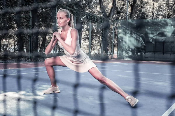 Entrenamiento de jugador femenino concentrado para el calentamiento — Foto de Stock