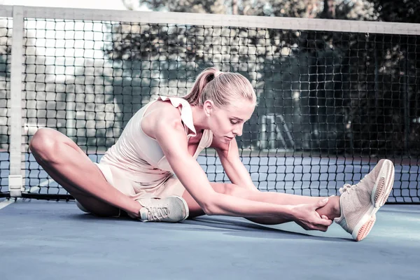 Calmo jogador feminino bem sucedido evitando traumas esportivos — Fotografia de Stock