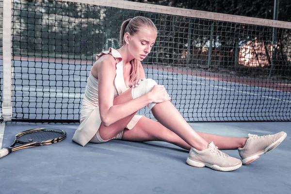 Spor travmasından acı kasvetli sıkıcı kadın oyuncu