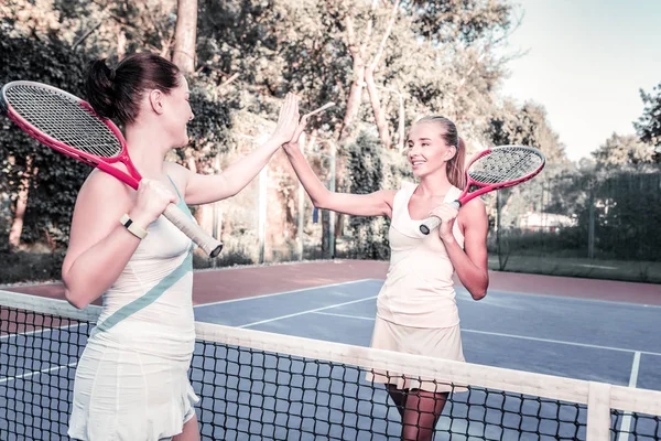 Zwei starke Tennisspielerinnen — Stockfoto