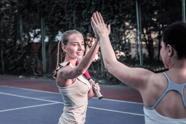 Energético duas mulheres disputando em jogo de tênis — Fotografia de Stock