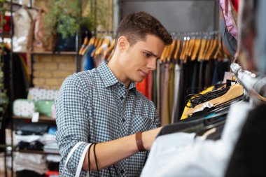 Giyim ve hiçbir şey ilginç bulgu ciddi öğrenci