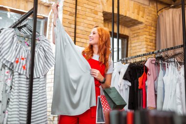 Uzun güzel elbise tutarken heyecanlı duygu duygusal kız