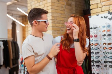 Komik kaç sarılma ve çeşitli gözlük çalışıyor