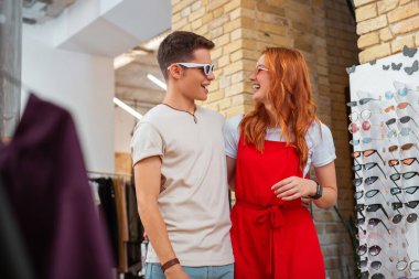 Sarılma ve birbirine güneş gözlüğü takıyor bakarak çok güzel insanlar