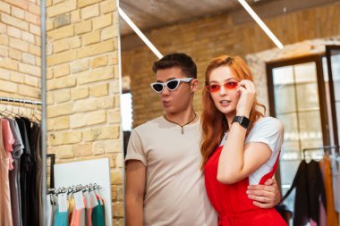 Gözlüklü ise aynada kendi yansıması bakarak iki çekici insan