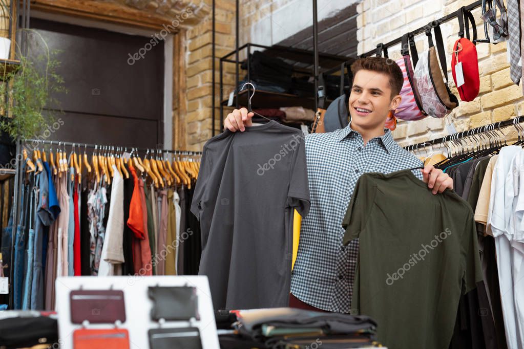 Человек Делает Покупки В Магазине