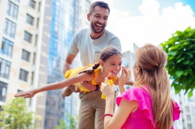 Güzel bakım Anne kızı için güneş kremi kullanarak