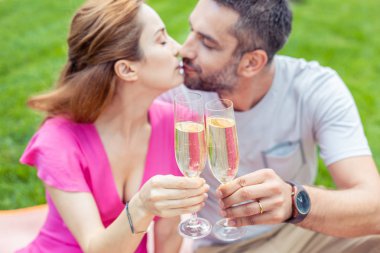 İki kadeh şampanya ile seçici odak