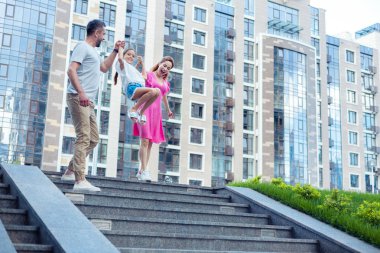 Çok güzel kız merdivende atlama