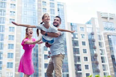 Çok mutlu güzel yakışıklı adam kızı holding