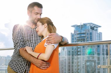 Kız arkadaşıyla ayakta hoş yakışıklı adam