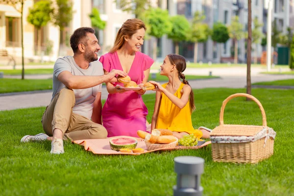 Bom pai feliz e filha tomando hambúrgueres — Fotografia de Stock