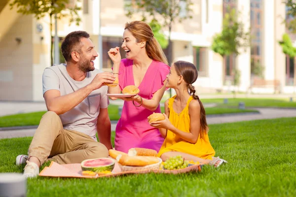 Encantada família agradável feliz desfrutando de seu piquenique — Fotografia de Stock