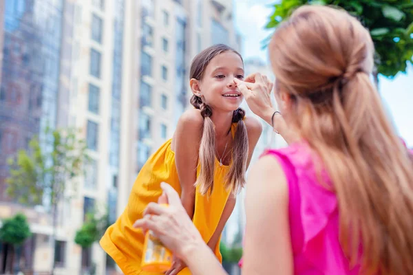 Menina agradável feliz olhando para sua mãe — Fotografia de Stock