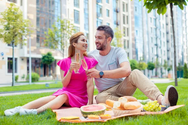 Радісна мила пара має пікнік разом — стокове фото