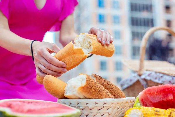 Kadın elinde taze pişmiş ekmek — Stok fotoğraf