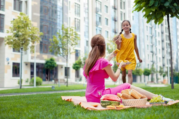 Feliz chica alegre corriendo hacia su madre — Foto de Stock