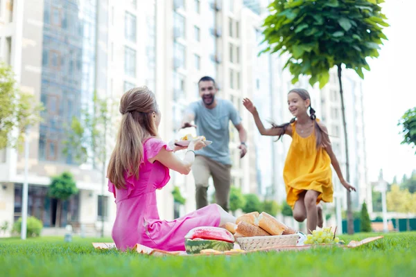 愉快的好妇女拿着盘子与食物 — 图库照片