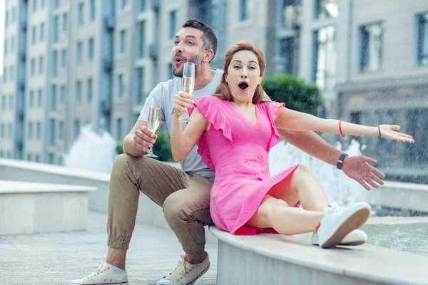 Fröhliches glückliches Paar mit Gläsern mit Champagner — Stockfoto