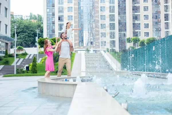 Schöne fröhliche Familie bei einem Abendspaziergang — Stockfoto