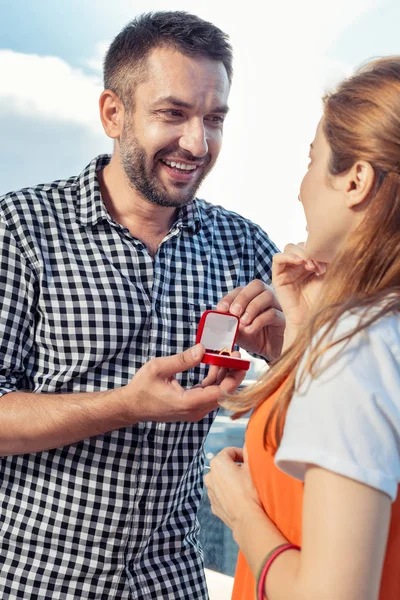 Joyful homem positivo fazendo uma proposta para sua namorada — Fotografia de Stock