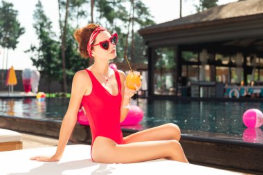 Lezzetli bir kokteyl tutan hoş çekici kadın