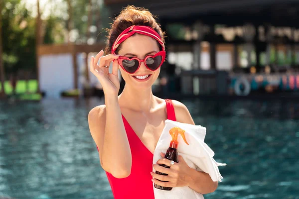Щаслива в захваті жінка фіксує свої стильні сонцезахисні окуляри — стокове фото