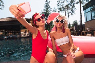 Çekici sıska genç kadın onların selfies alarak