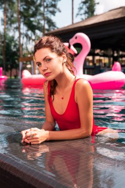 Size gülümseyen güzel neşeli pozitif kadın