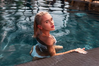 Suda yüzen güzel genç kadın