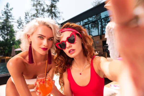 Beautiful magnetic women standing together for selfie — Stock Photo, Image