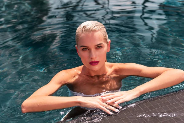 Kaunis nuori nainen nauttii kylmässä vedessä olemisesta — kuvapankkivalokuva