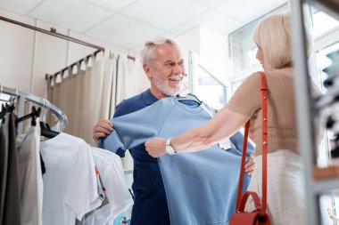 Yaşlı aile giyim mağazasında birlikte bir pullover seçerek