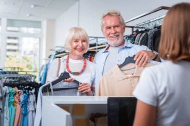 Pozitif gri saçlı müşteriler ödeme sürecine hazır
