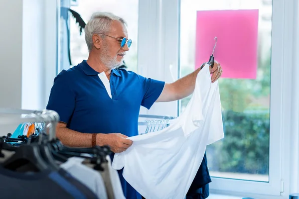 Positief grijs haired man kiezen stijlvolle kleding — Stockfoto