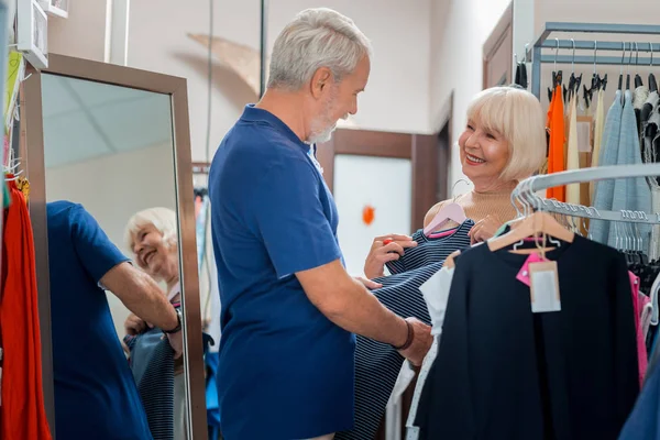 Marido encantado admirando a sus mujeres hermoso vestido — Foto de Stock