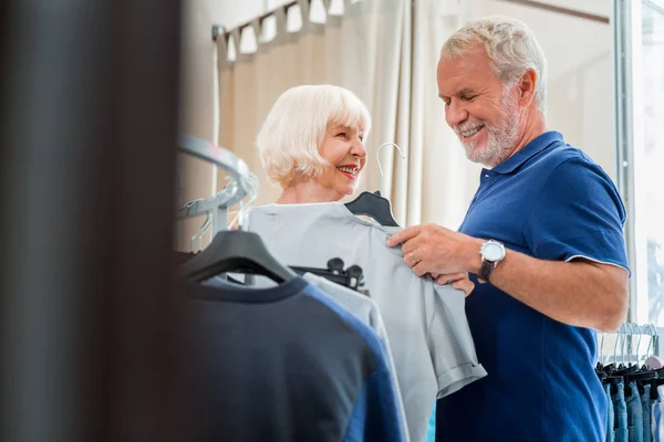 Pozitív idős család ezzel a hétvégi vásárlással együtt — Stock Fotó