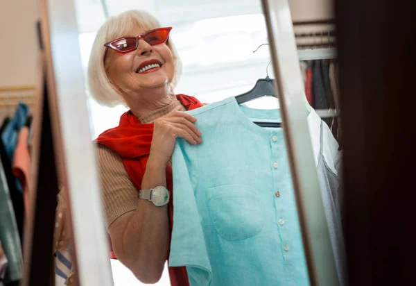 Modieuze oudere vrouw voor shopping mirror — Stockfoto