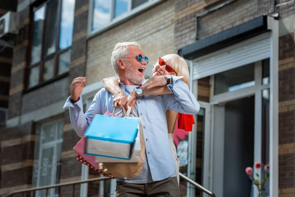 Casal idoso emocional após suas compras de fim de semana — Fotografia de Stock