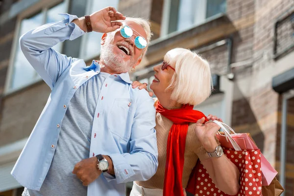 Adorable pareja de ancianos de pie con compras al aire libre —  Fotos de Stock