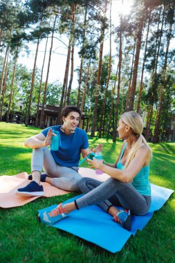 Kız arkadaşıyla konuşurken heyecan delikanlıyı