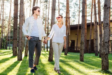 Neşeli mutlu güzel çift ormanda zaman zevk